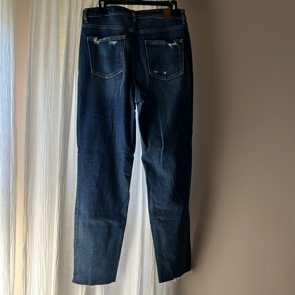 Mom jeans NWOT has half the tags on 😂 - Picture 3 of 5